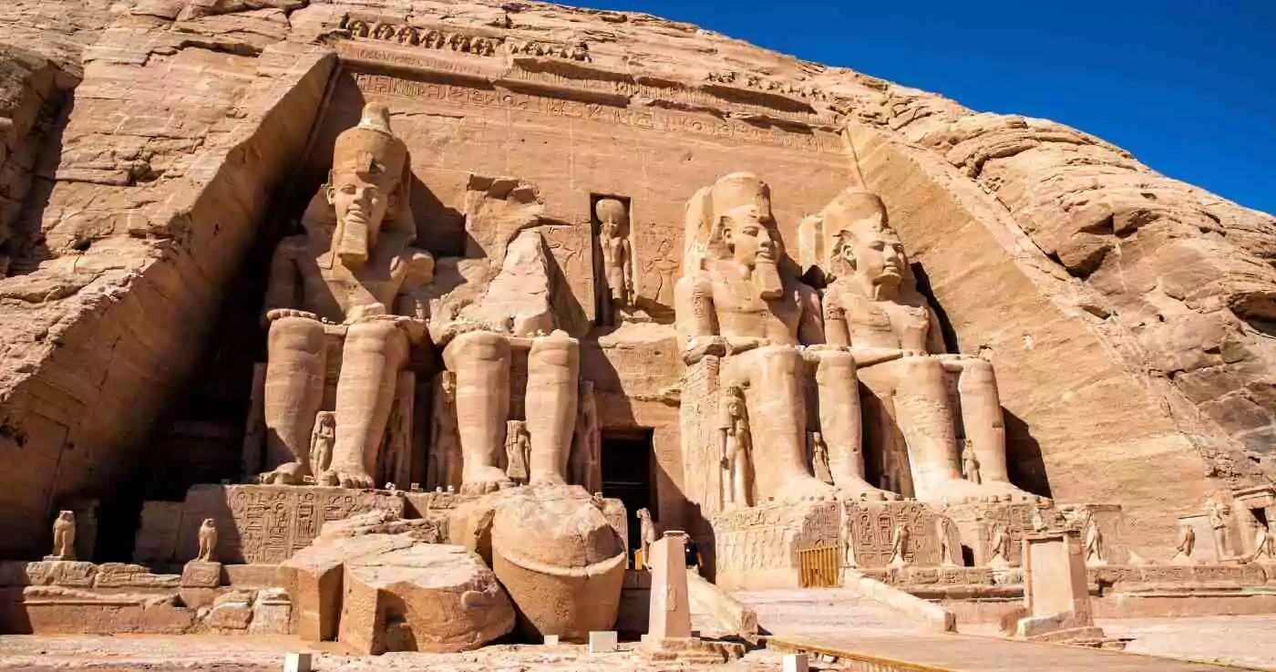 Tour de Abu Simbel desde Asuán en autobús
