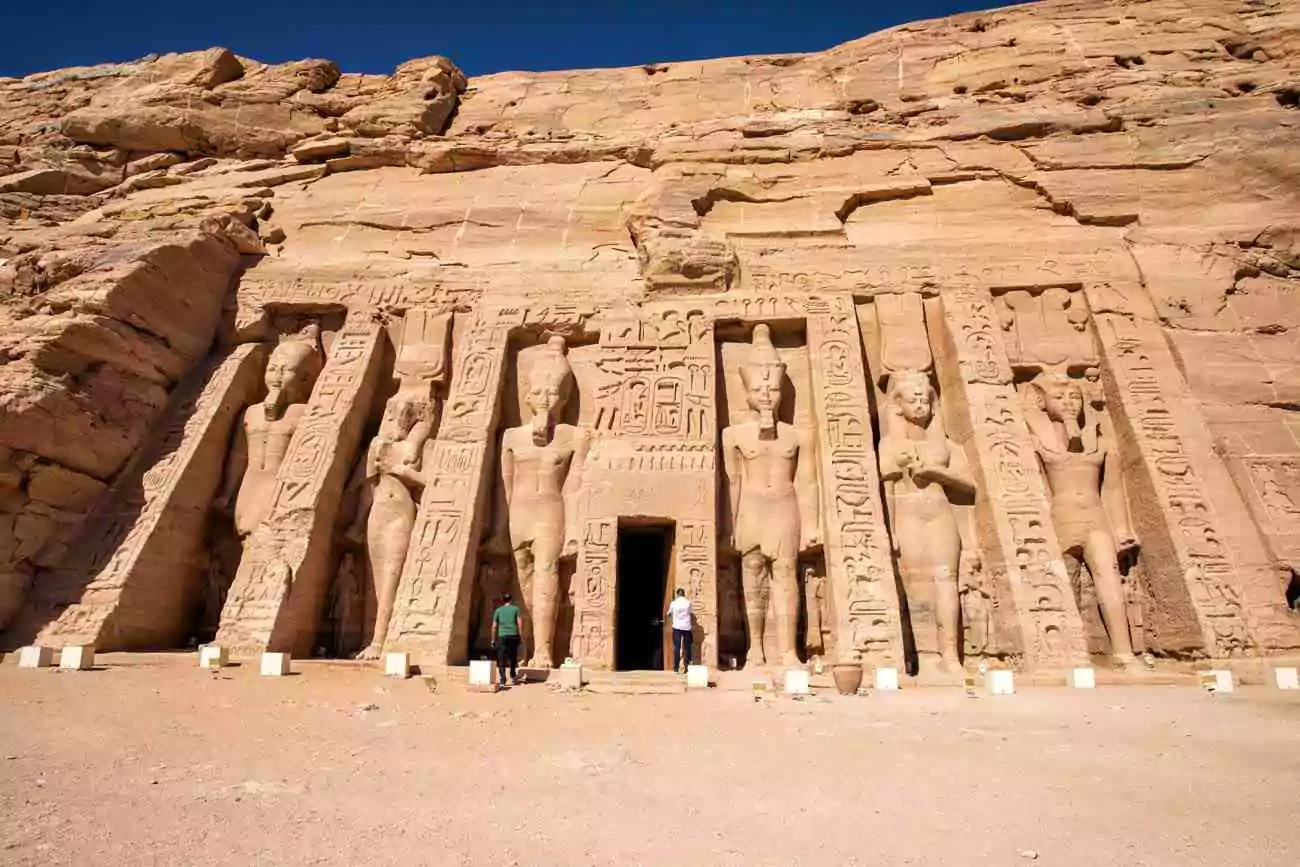 Tour de Abu Simbel desde Asuán en autobús