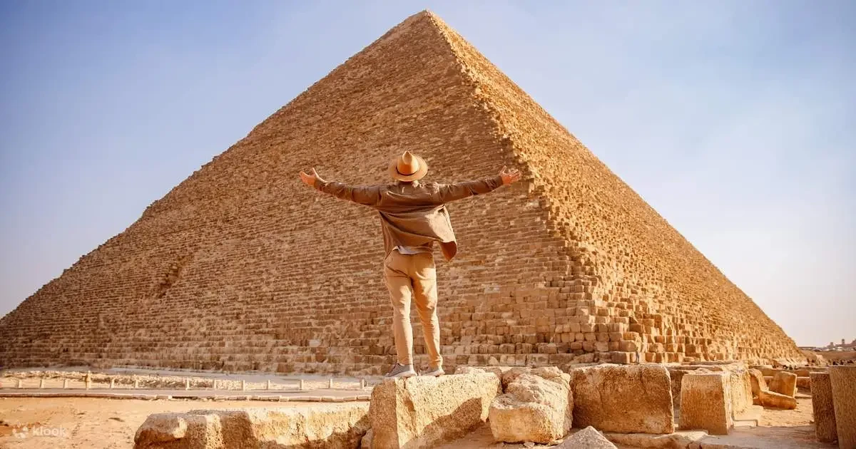 Pyramides de Gizeh et Grand Musée égyptien depuis le port d'Alexandrie