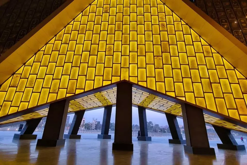 Pyramides de Gizeh et Grand Musée égyptien depuis le port d'Alexandrie
