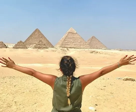 Musée Égyptien Grand et Pyramides de Gizeh depuis Port Saïd