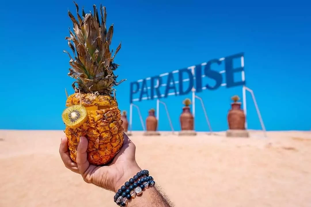 L'île paradisiaque depuis la baie de Makadi