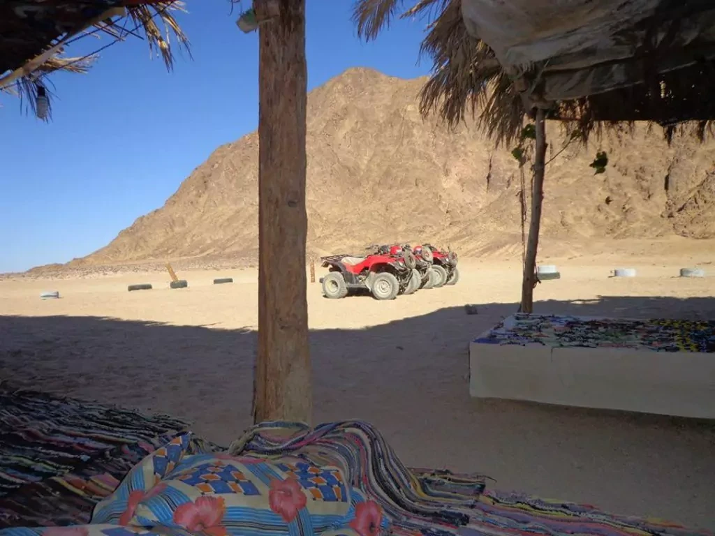 Excursion matinale en quad à El Gouna avec balade à dos de chameau