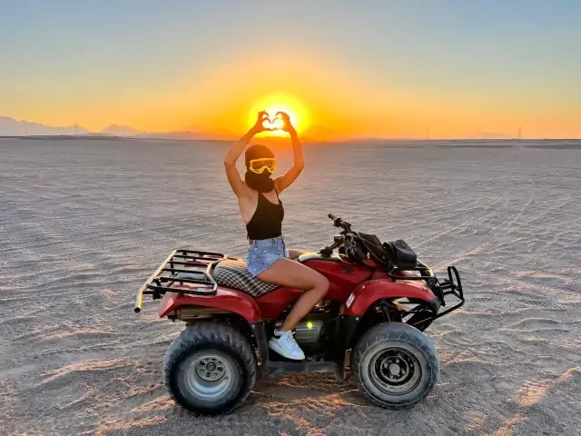 Excursion matinale en quad à El Gouna avec balade à dos de chameau